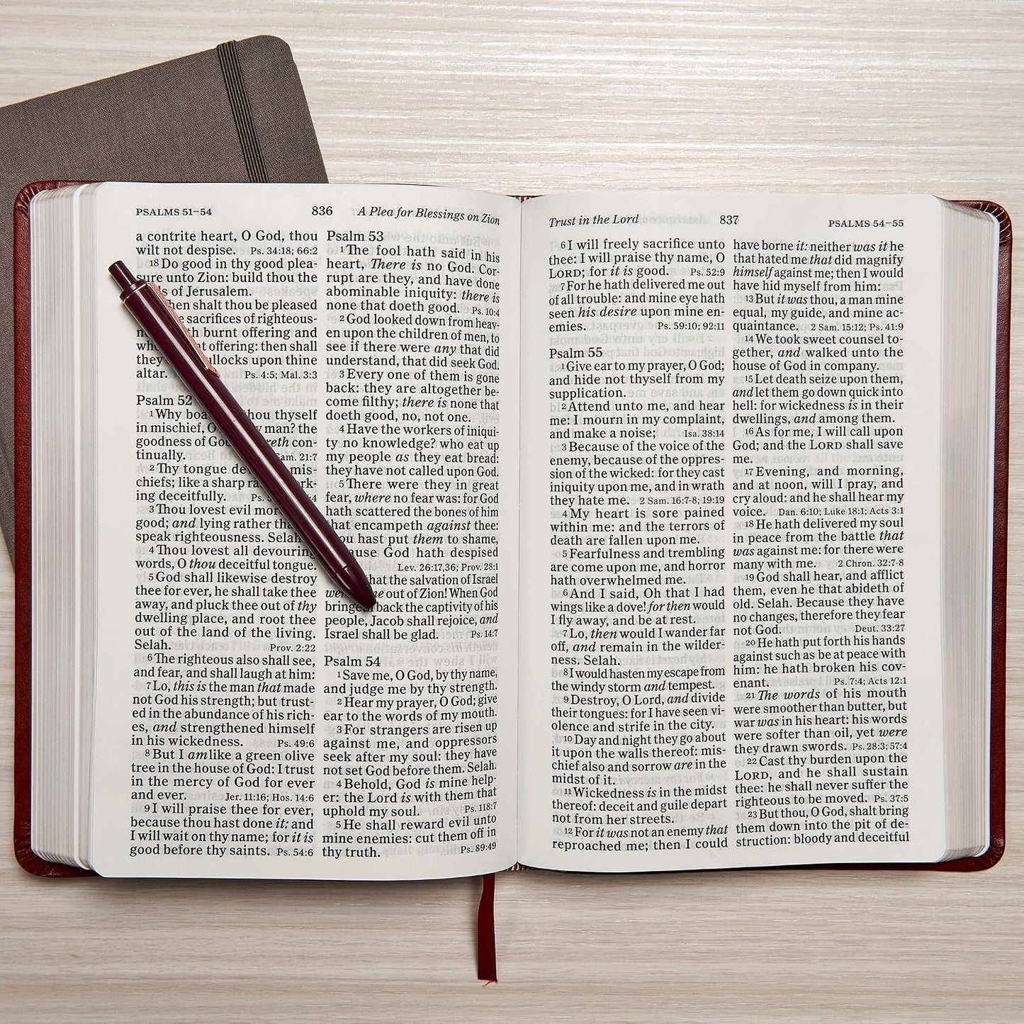KJV Giant Print Reference Bible, Brown LeatherTouch